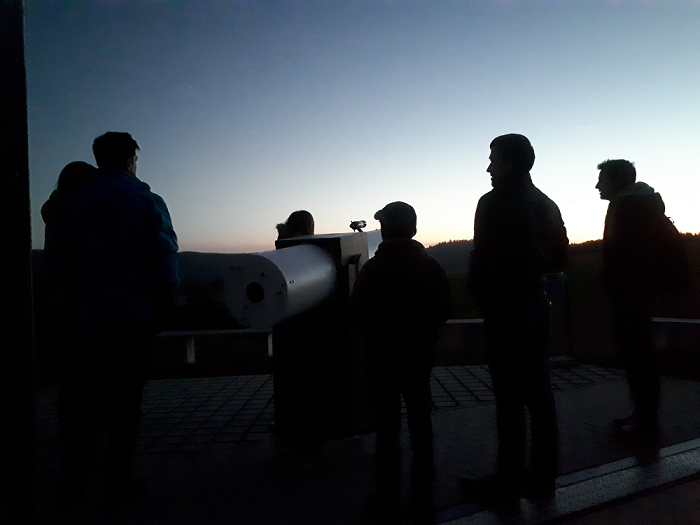 Besucher vor Teleskop