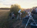 Insgesamt neun Teleskope standen für Beobachter und Fotografen bereit – trotzdem bildeten sich in der Nacht lange Schlangen vor allen Geräten