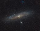 Andromeda im Überblick mit Begleitgalaxien
