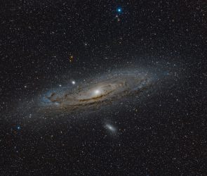 Andromeda im Überblick mit Begleitgalaxien