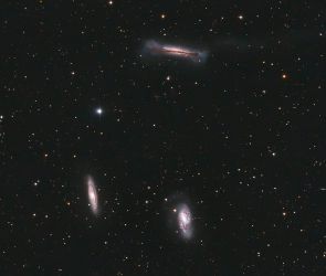 Das Leo-Triplett, bestehend aus den drei Spiralgalaxien NGC3628 (oben), M65 (links) und M66 (unten)