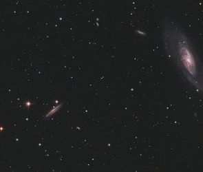 Die Galaxien M106 (rechts) und NGC4217 (links)