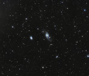 NGC 3718: Eine Balkenspiralgalaxie im Großen Bären