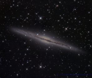 NGC891, eine klassische Edge On-Galaxie, wurde hier mit dem großen 70 cm Cassegrain Teleskop der Sternwarte Dieterskirchen aufgenommen; Brennweite 6400 mm (!). Als Kamera diente die bewährte Sony A7S mit ihrem Vollformat-Sensor.