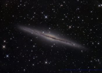 NGC891, eine klassische Edge On-Galaxie, wurde hier mit dem großen 70 cm Cassegrain Teleskop der Sternwarte Dieterskirchen aufgenommen; Brennweite 6400 mm (!). Als Kamera diente die bewährte Sony A7S mit ihrem Vollformat-Sensor.