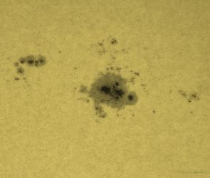 Ein großer Sonnenfleck, so filigran wie eine Eisblume! Hier ist die Aktive Region AR3780 im Weißlicht abgebildet (10.08.2024). Diese sorgte mit ihren koronalen Massenauswürfen für weitere Polarlichter in der Nacht vom 12. auf den 13. August 2024!