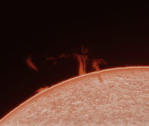 Eine große Protuberanz erhebt sich hier über den nordöstlichen Sonnenrand. Entstanden ist diese detaillierte Aufnahme unseres Zentralgestirns mithilfe des großen H-Alpha Sonnenteleskops LUNT LS230 und einer Kamera QHY 678M am 14.06.2025 Eine große Protuberanz erhebt sich hier über den nordöstlichen Sonnenrand. Entstanden ist diese detaillierte Aufnahme unseres Zentralgestirns mithilfe des großen H-Alpha Sonnenteleskops LUNT LS230 und einer Kamera QHY 678M am 14.06.2025